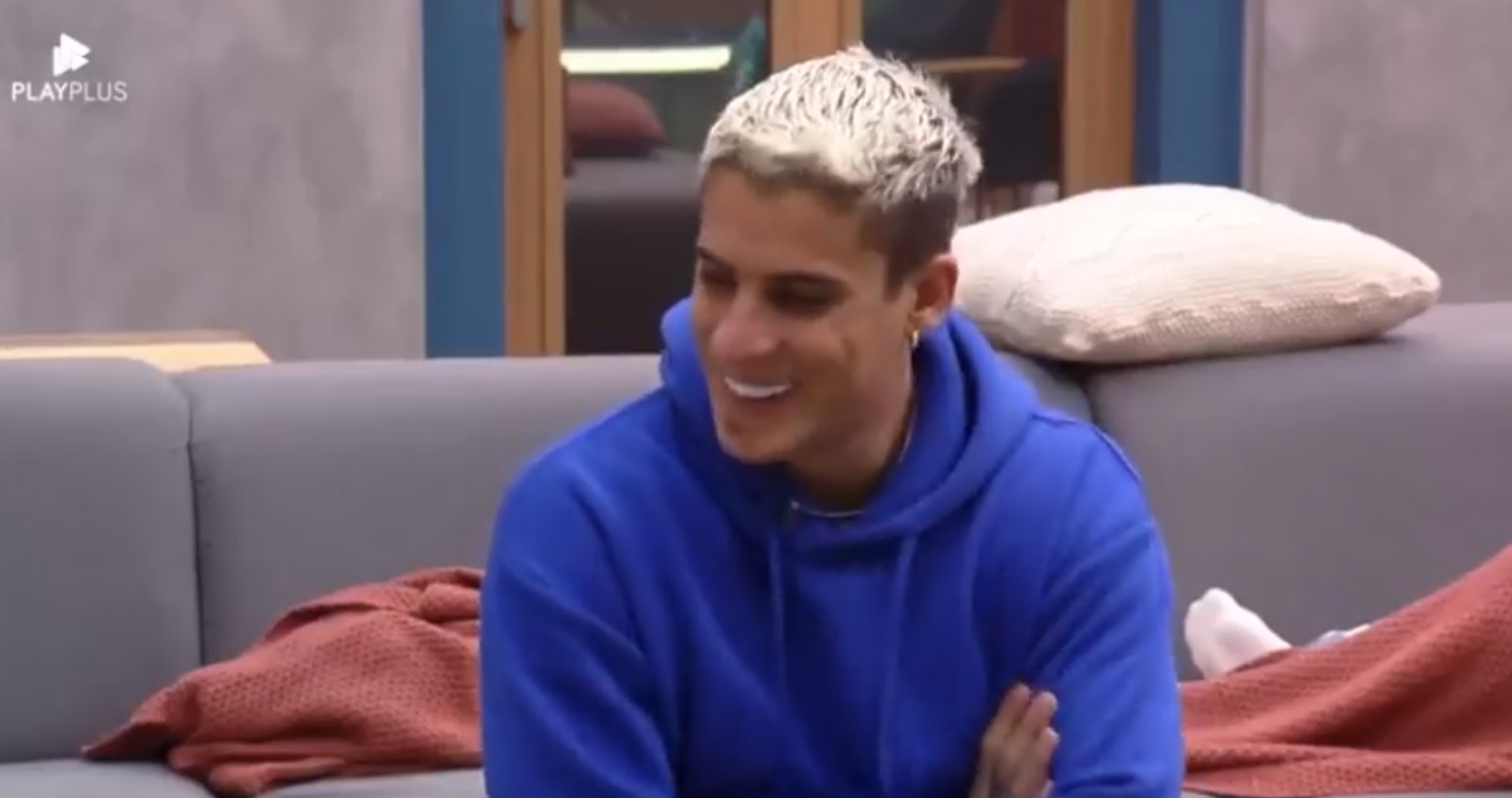 Tiago Ramos diz que vai ‘fumar um beck de 7 metros’ e câmera é cortada