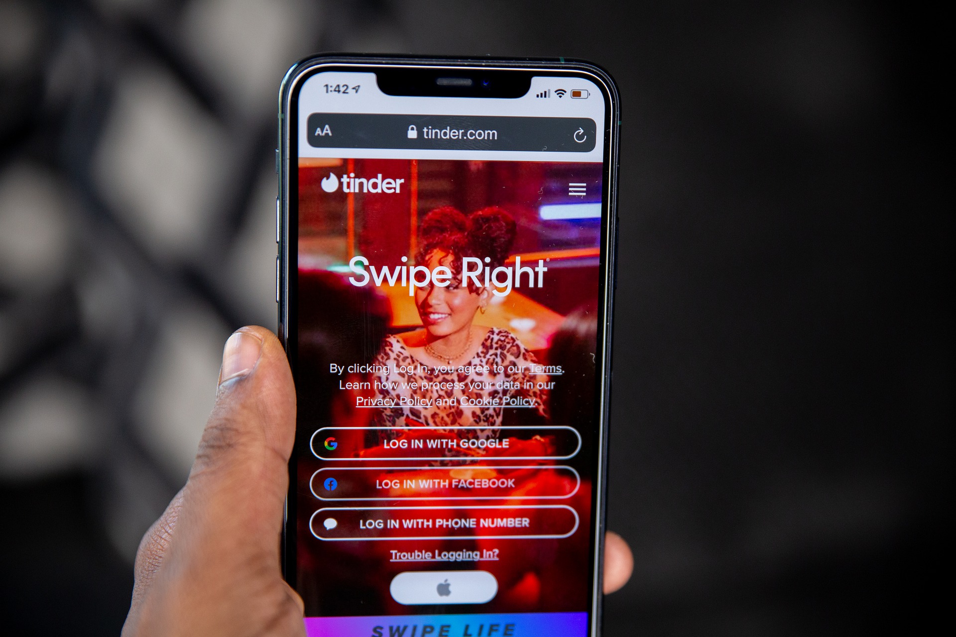 CEO do Tinder deixa cargo e app se afasta do metaverso