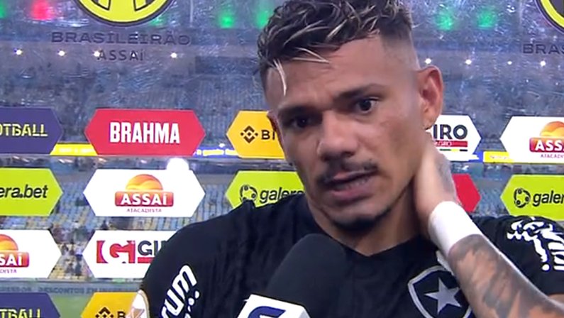 Tiquinho vira herói do Botafogo em clássico após ser pivô de adeus de Lage