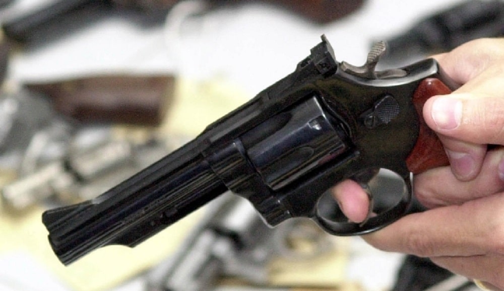 Homem se irrita com chacota e atira contra jovens em rua de Manaus