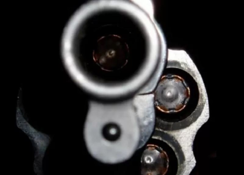 Pistoleiro misterioso abre fogo contra jovem em área vermelha de Manaus 