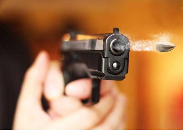 Jovem é baleado por pistoleiro misterioso em Manaus