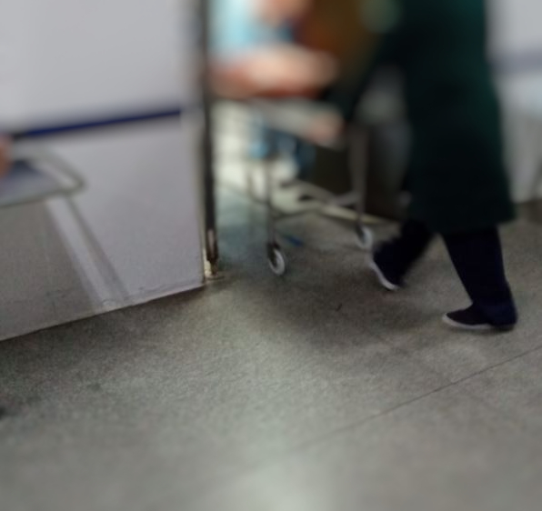 Jovem baleado em ataque que matou duas pessoas está em estado grave 