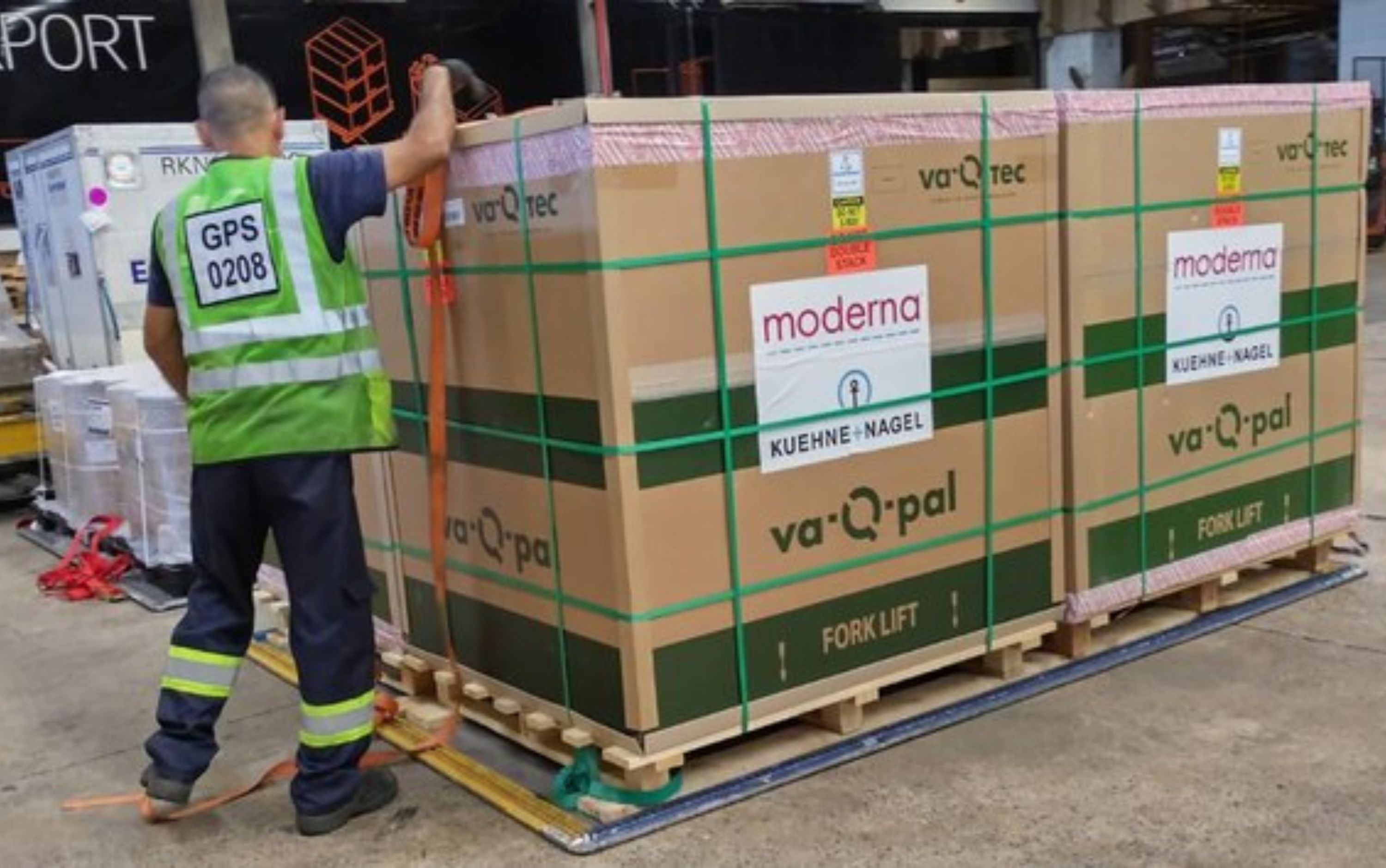 Brasil recebe 1º lote de vacinas atualizadas contra variantes da Covid-19