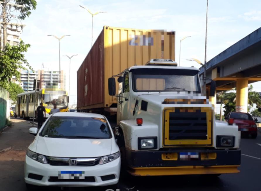 Acidente entre carro e carreta na Bola do Coroado deixa trânsito caótico