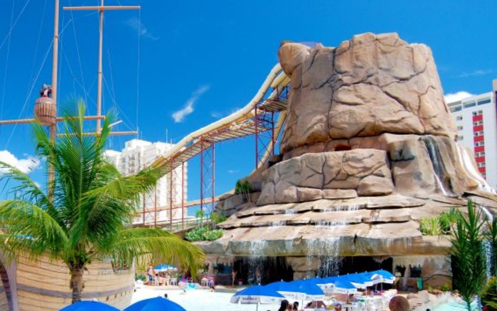 Criança de 8 anos morre ao cair de toboágua em parque aquático