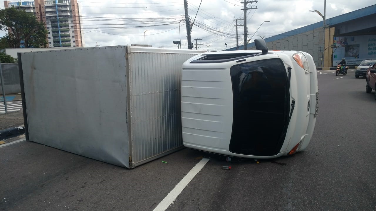 Caminhão tomba no meio de rotatória ao tentar evitar acidente em Manaus
