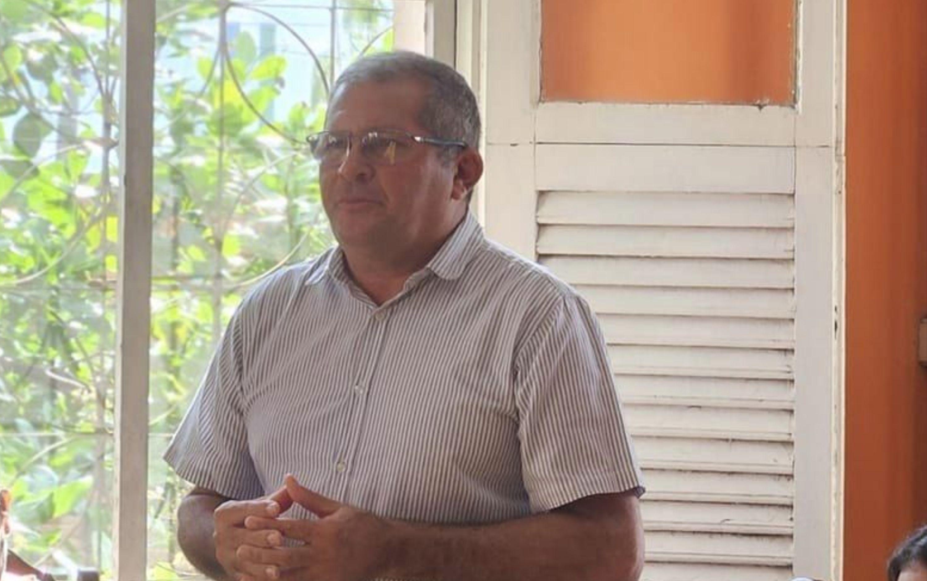 Prefeito de Codajás quebra a perna ao tentar fugir de agressor