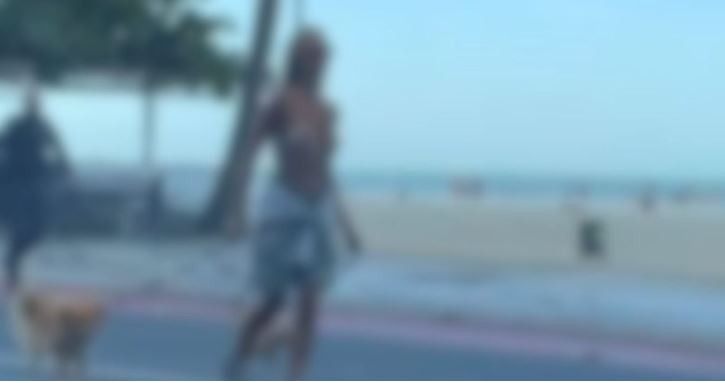 Mulher vai parar na delegacia ao sair de topless para passear com cachorro