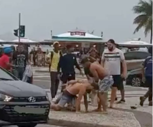 Torcedores de Fluminense e Argentinos Juniors brigam na orla do Rio