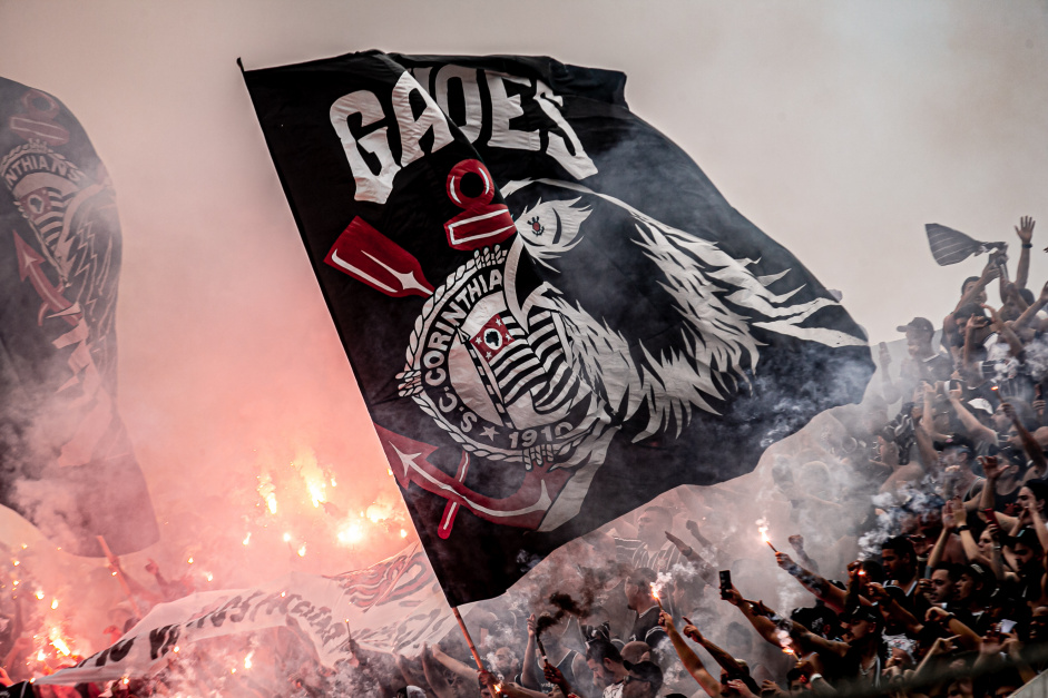 Corinthians busca reforços, mas evita apostas e vê valores altos no mercado