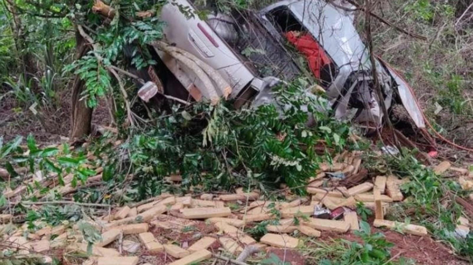 Carro capota com 1 tonelada de droga; motorista morre durante acidente