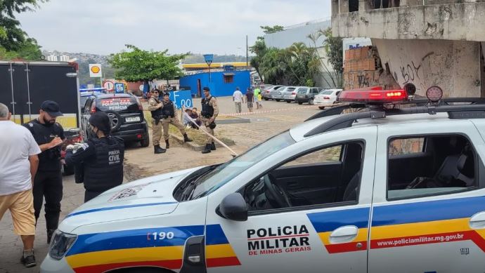 Mulher mata companheiro com facada no coração e foge da polícia