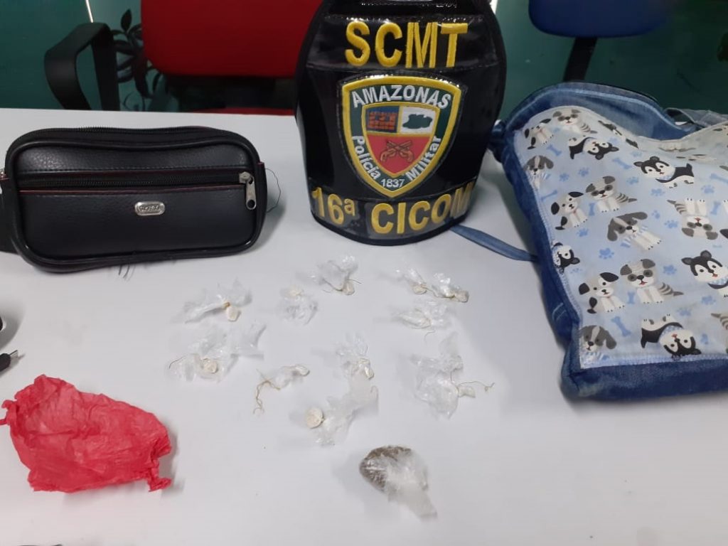 Homem é preso com pochete recheada de drogas em Manaus