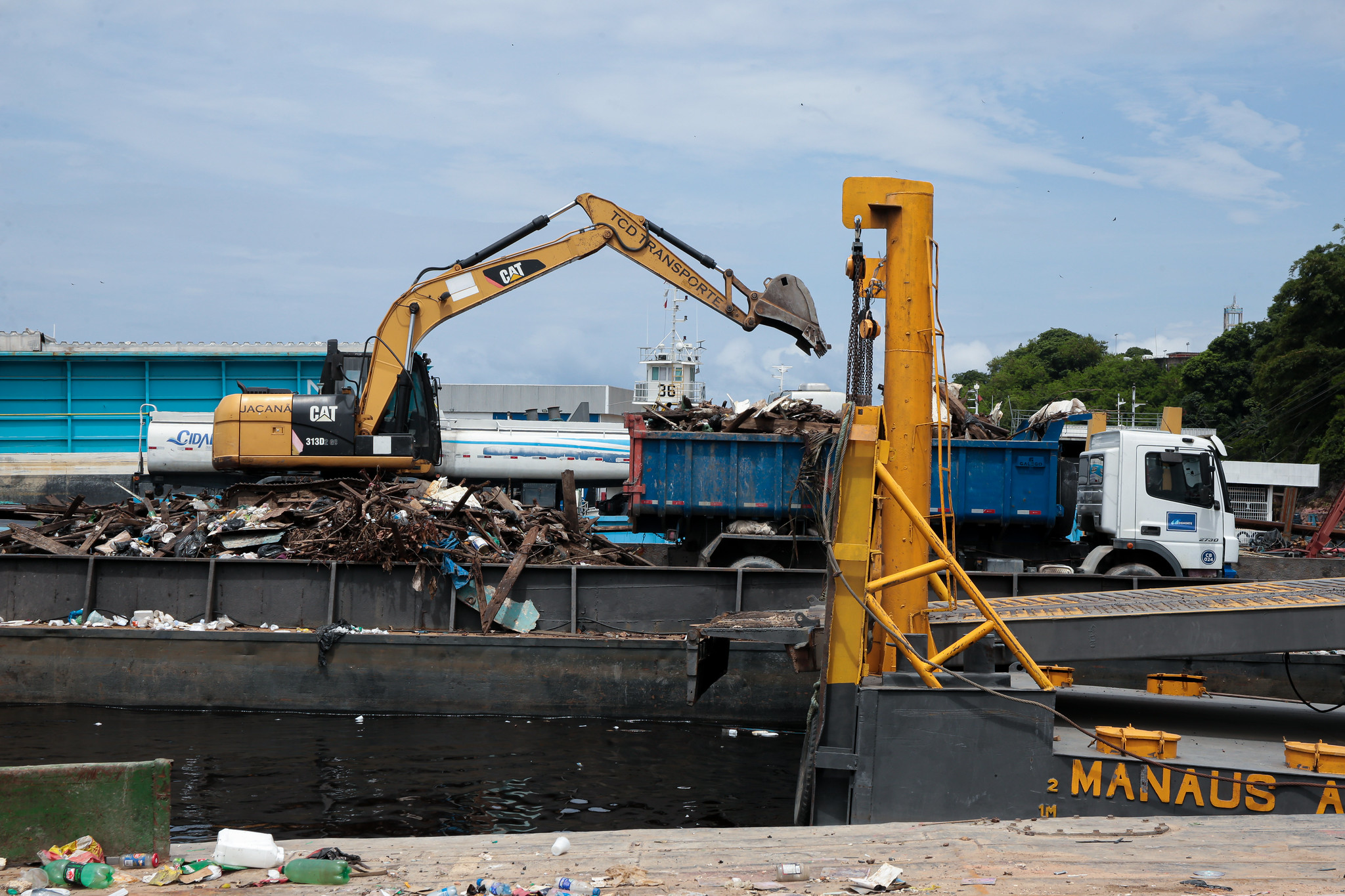 Prefeitura faz operação de limpeza no rio Negro neste domingo 