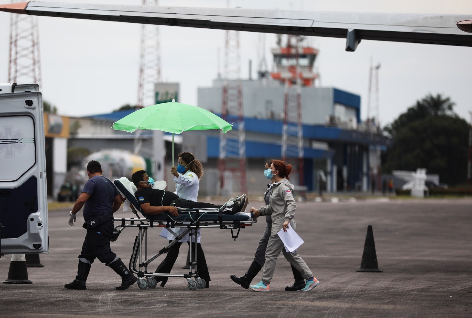 Cinco pacientes com covid-19 de Coari são transferidos para Manaus 