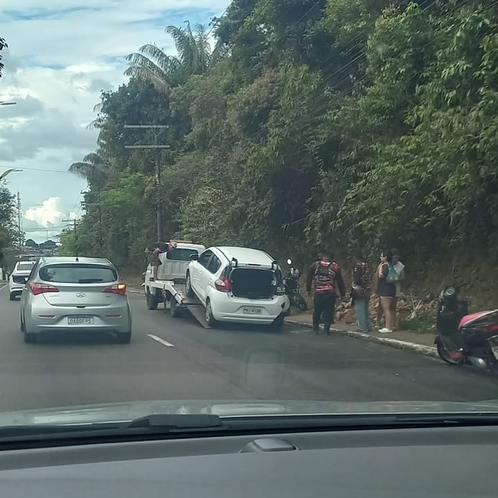 Motociclista atinge carro em acidente na avenida Rodrigo Otávio