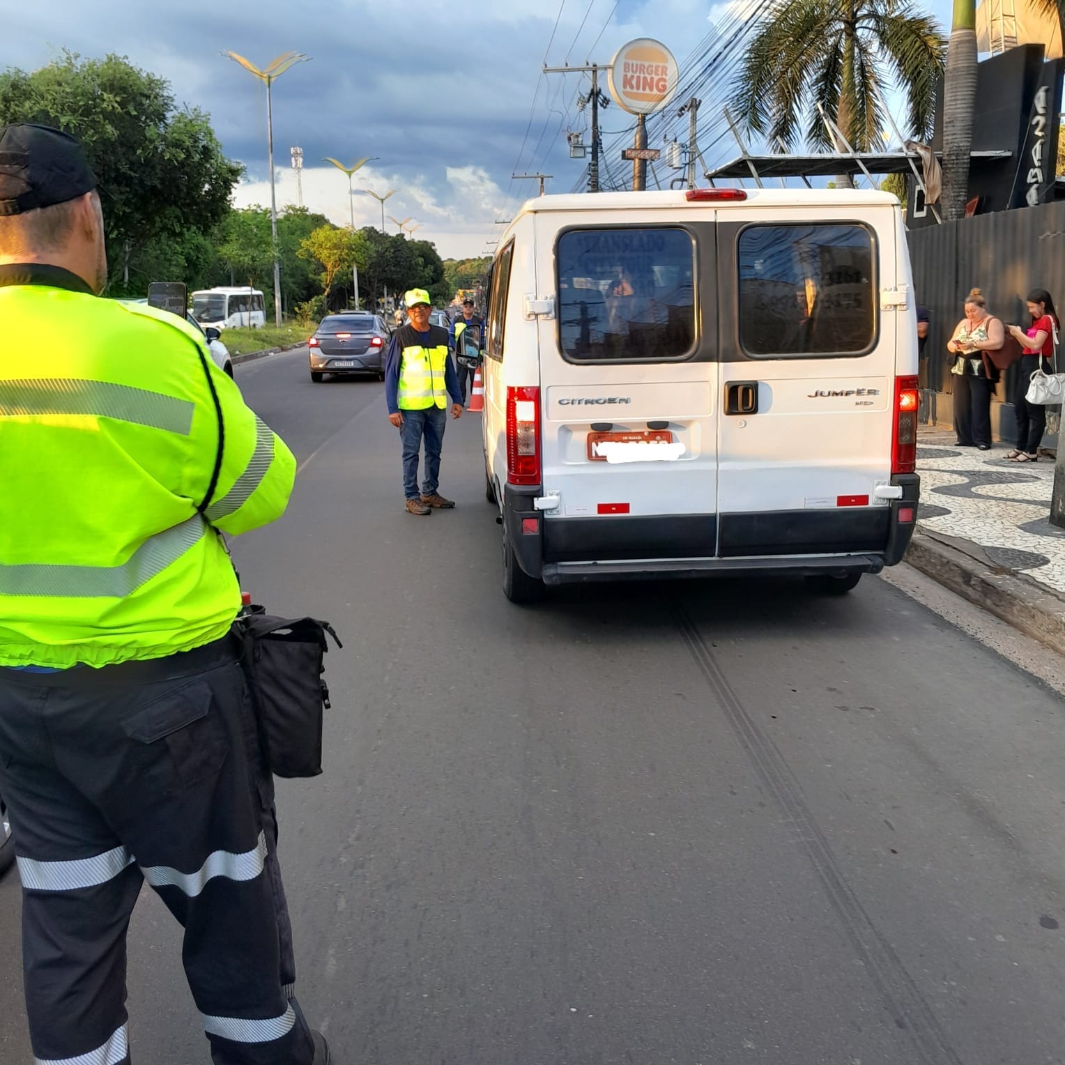 Cinco veículos são apreendidos por transporte clandestino em Manaus