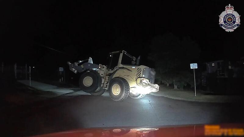 Com retroescavadeira homem rouba loja de motos e se dá mal