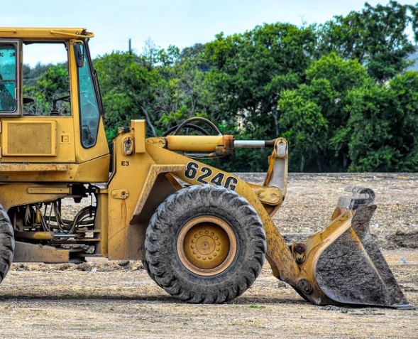 Idoso morre atropelado pelo próprio trator ao tentar fugir de abelhas