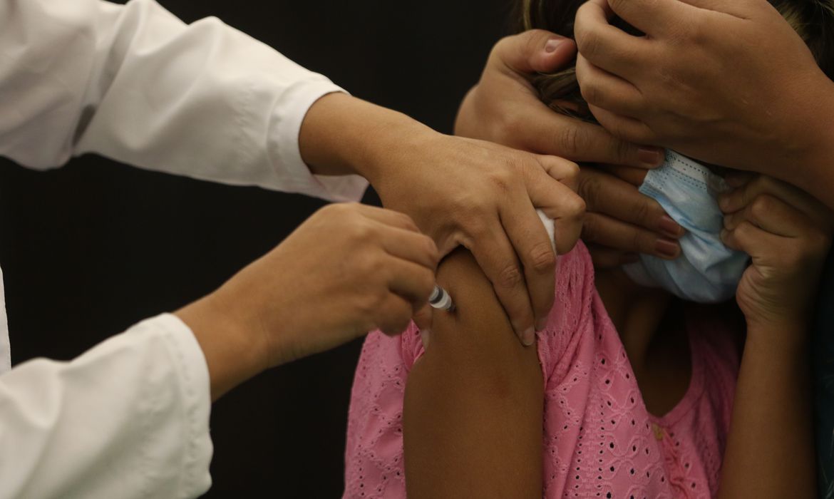 Covid-19: Brasil tem 30,5 milhões de casos e 664 mil óbitos