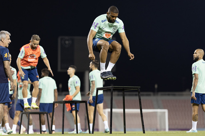 Após lesões, Brasil decide fechar treinos para esconder opções de Tite