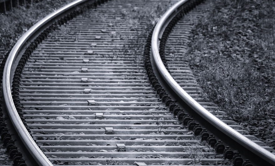 Trem atropela e mata 9 pessoas na China