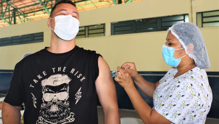 Público de 39 anos começa a ser vacinado hoje em Manaus, confira os postos