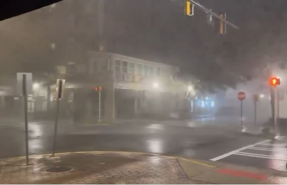 Furacão Helene mata três pessoas nos EUA e deixa rastro de destruição