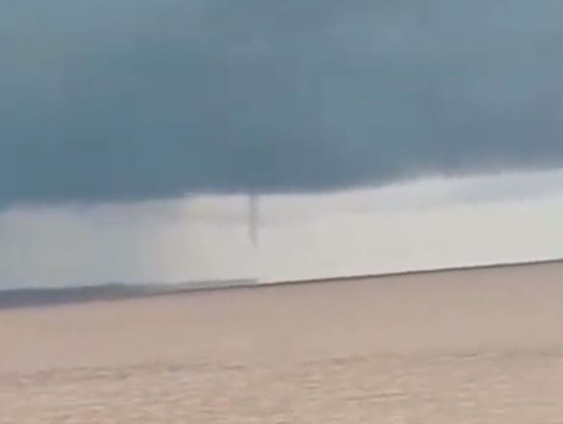Tromba d'água surge no rio e surpreende funcionários de barco no Amazonas