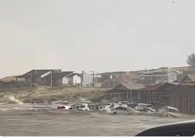 Tsunami meteorológico arrasta carros e causa pânico em praia no Brasil