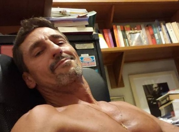 Ator Tuca Andrada surge em foto erótica aos 56 anos