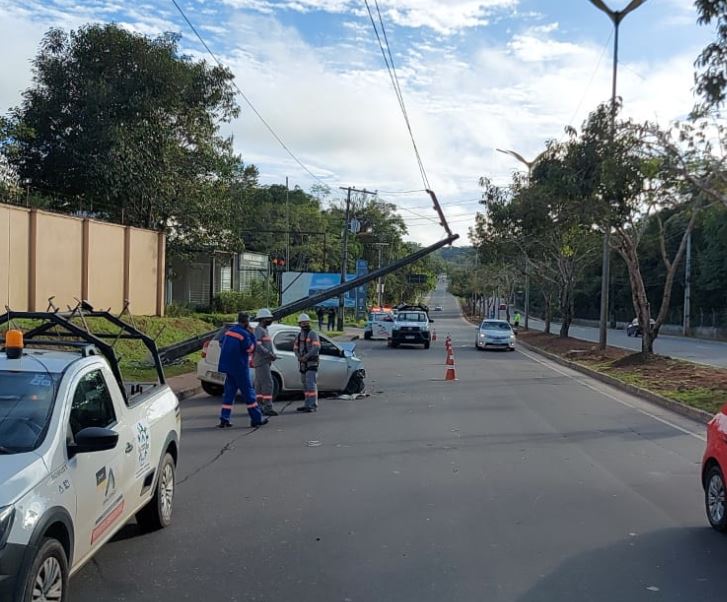 Motorista de aplicativo dorme ao volante e se choca contra poste em Manaus