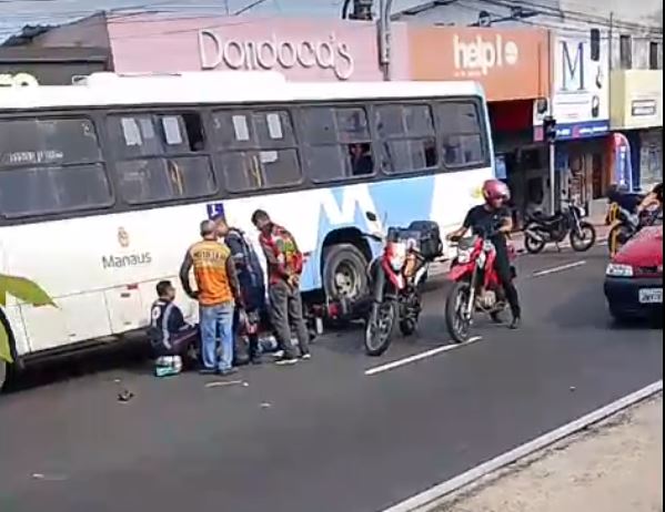 Acidente entre moto e ônibus deixa homem ferido no São José