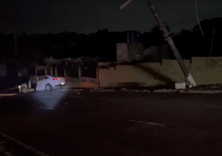 Carro desgovernado invade calçada e 'arranca' poste em avenida de Manaus