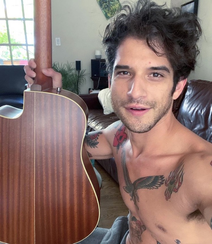 Tyler Posey choca ao mostrar pênis e pré-ejaculação em live