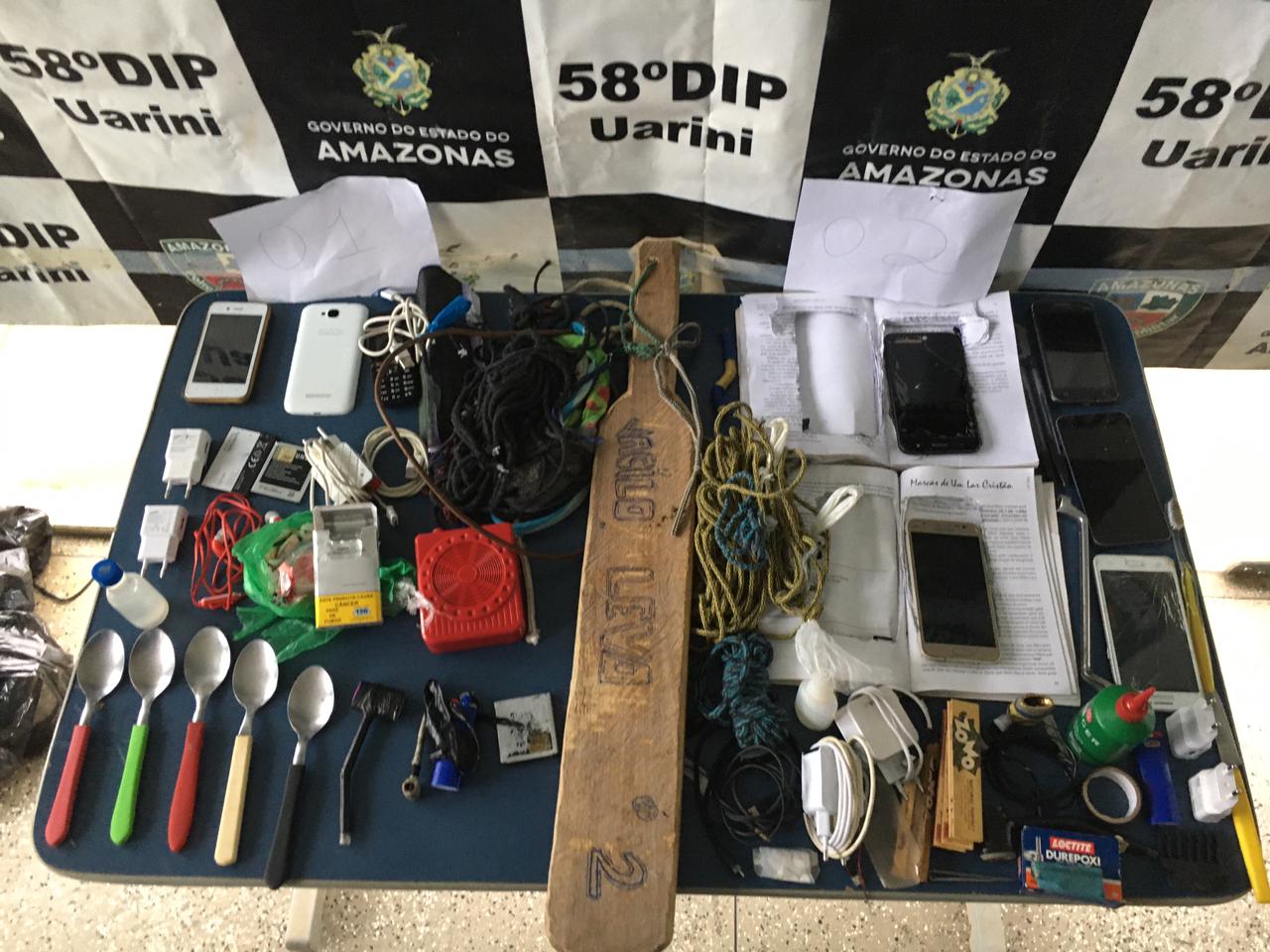 Polícia apreende celulares e armas em revista em delegacia no Amazonas