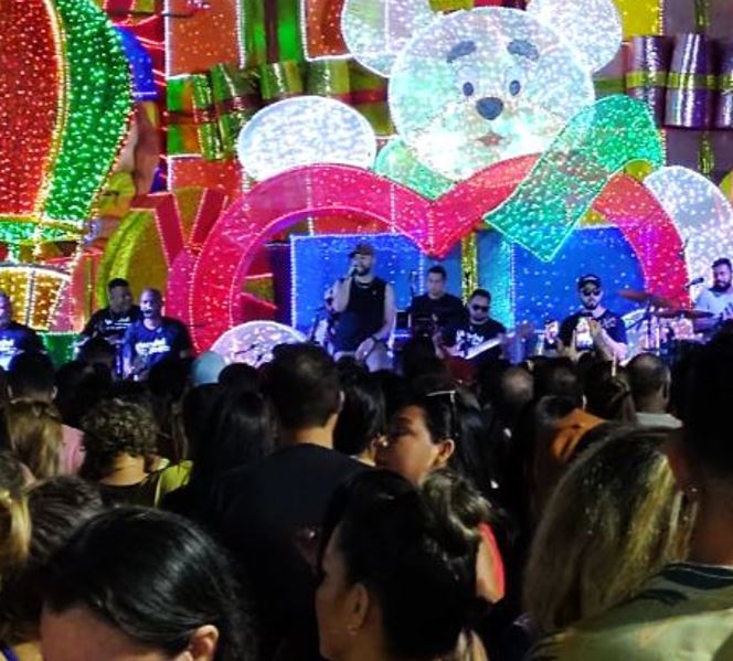 Show de Uendel Pinheiro lota Largo de São Sebastião em Manaus