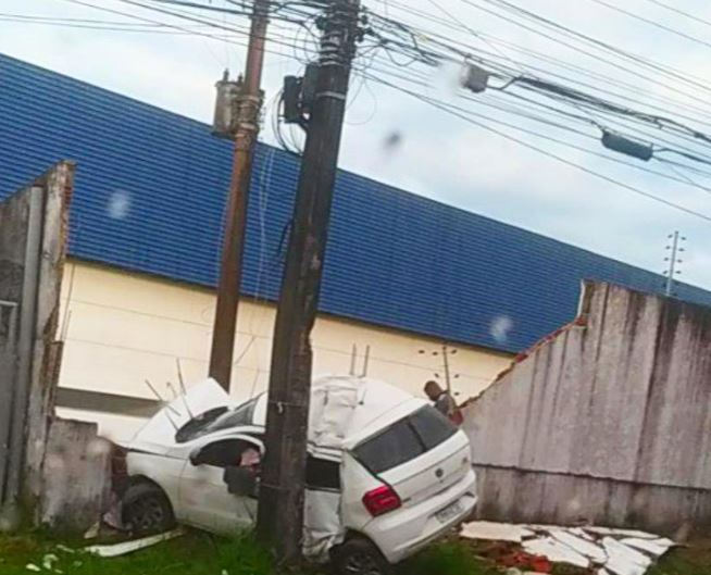 Motorista perde controle de carro e atinge muro de empresa em Manaus
