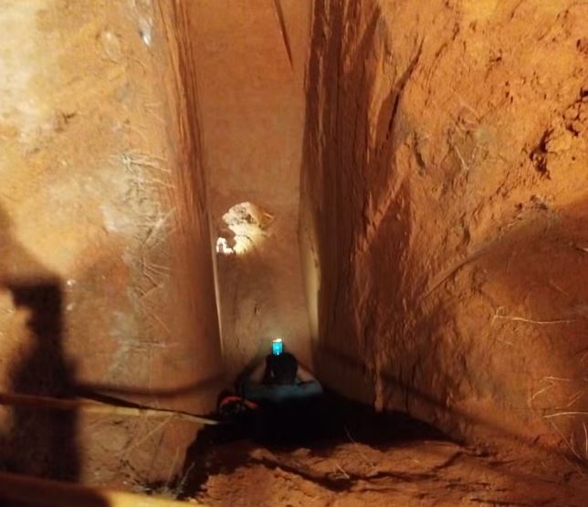 Menino de 2 anos cai em buraco de 4 metros durante festa de aniversário