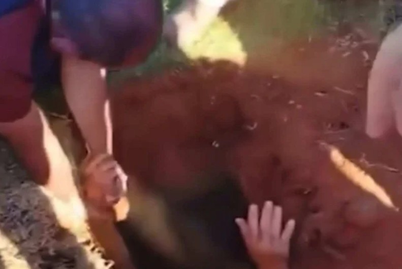 Homem cai em cova durante velório em cemitério