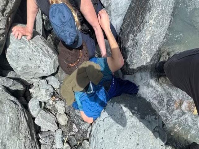 Homem escapa da morte após ser esmagado por rocha de 300 kg