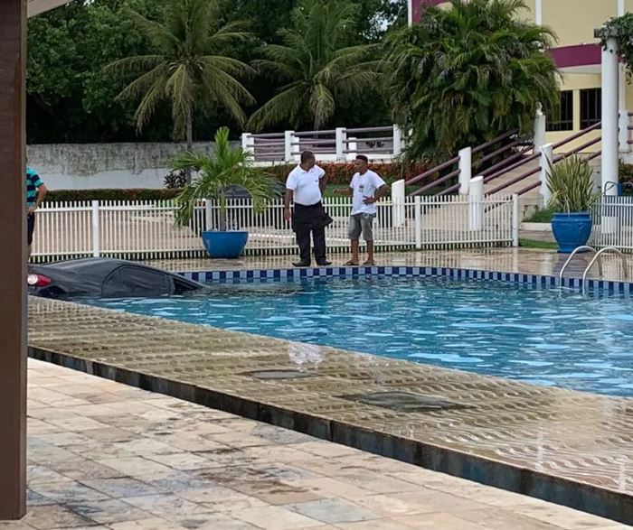 Carro despenca em piscina de hotel e quase esmaga crianças; Veja vídeo