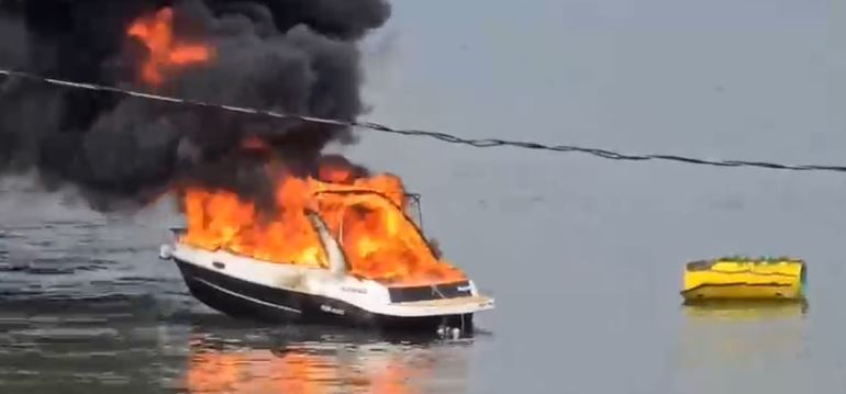 Lancha com dez pessoas pega fogo em rio