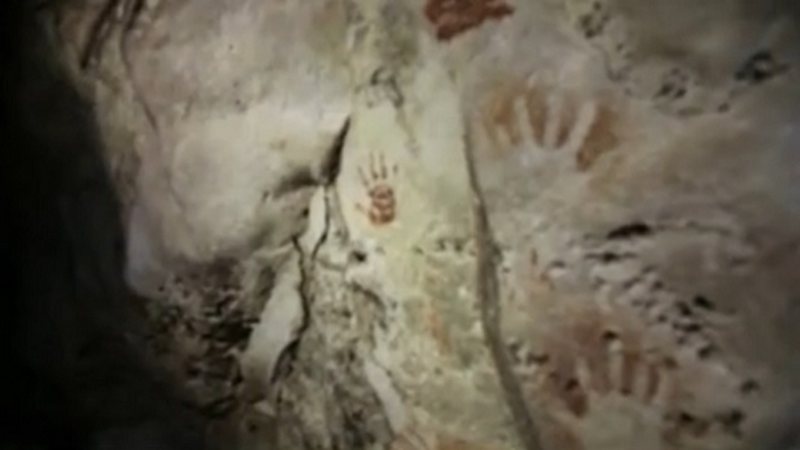 Descoberta de marcas de mãos de crianças em caverna Maia indica ritual