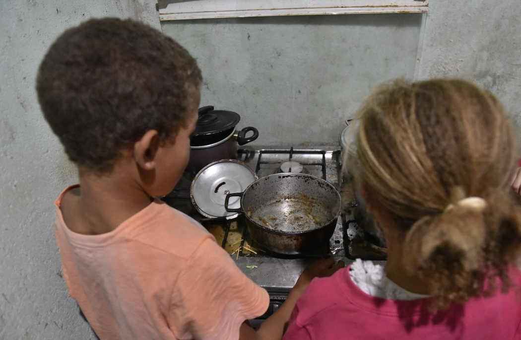 Número de brasileiros sem ter o que comer quase dobra em 2 anos de pandemia