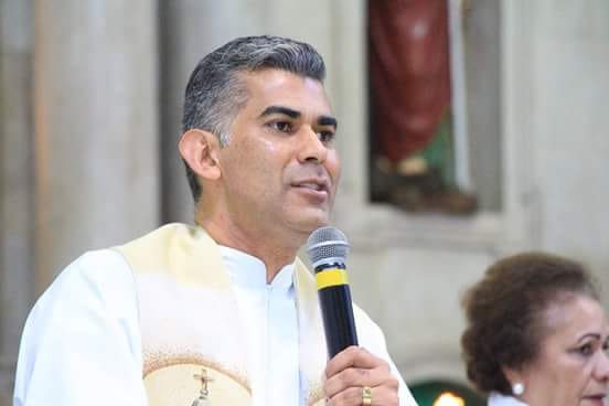 Live com Pe. Charles Cunha aborda espiritualidade e fé durante pandemia