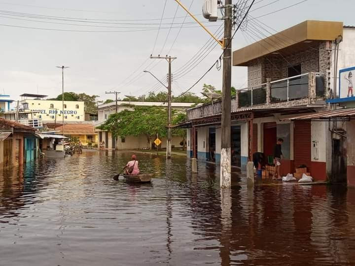 Em processo de vazante, Rio Negro desce 15 centímetros