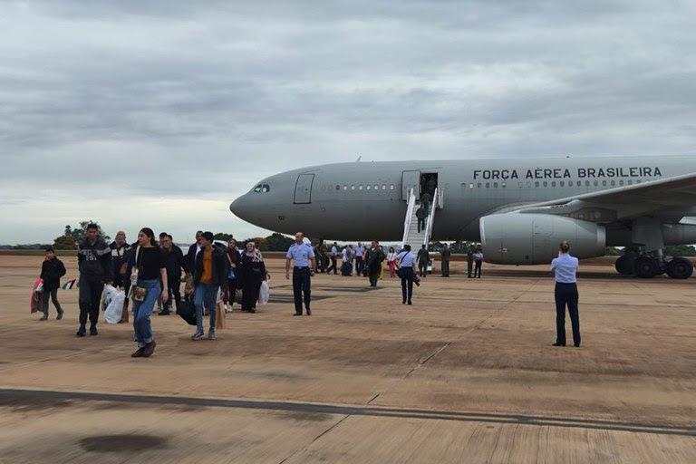 Avião da FAB com brasileiros resgatados da Faixa da Gaza pousa em Brasília