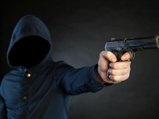 Encapuzados abrem fogo contra moradores e deixam mulher baleada em Manaus